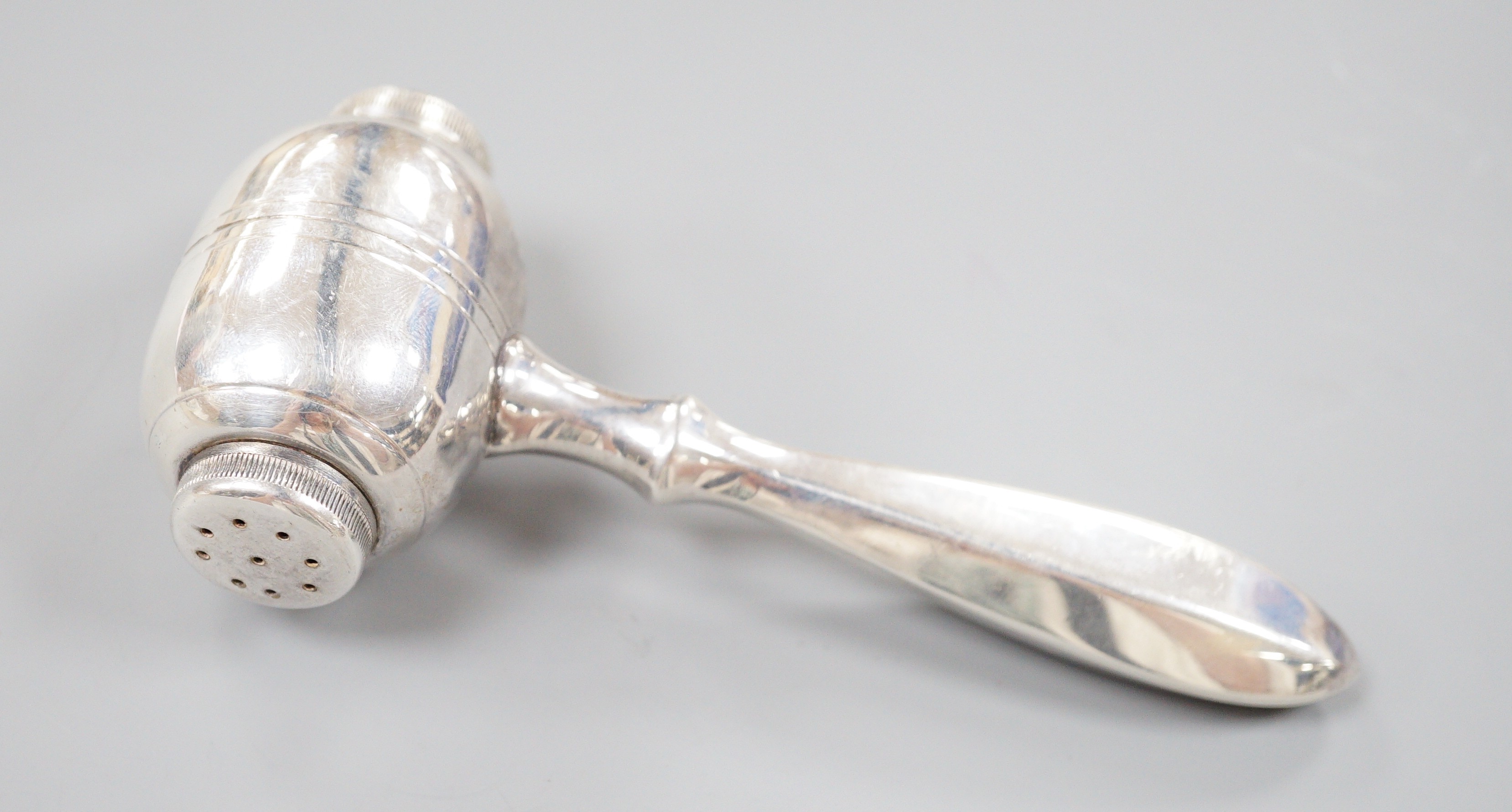 A novelty silver plated condiment dispenser, modelled as a gavel, 14cm.